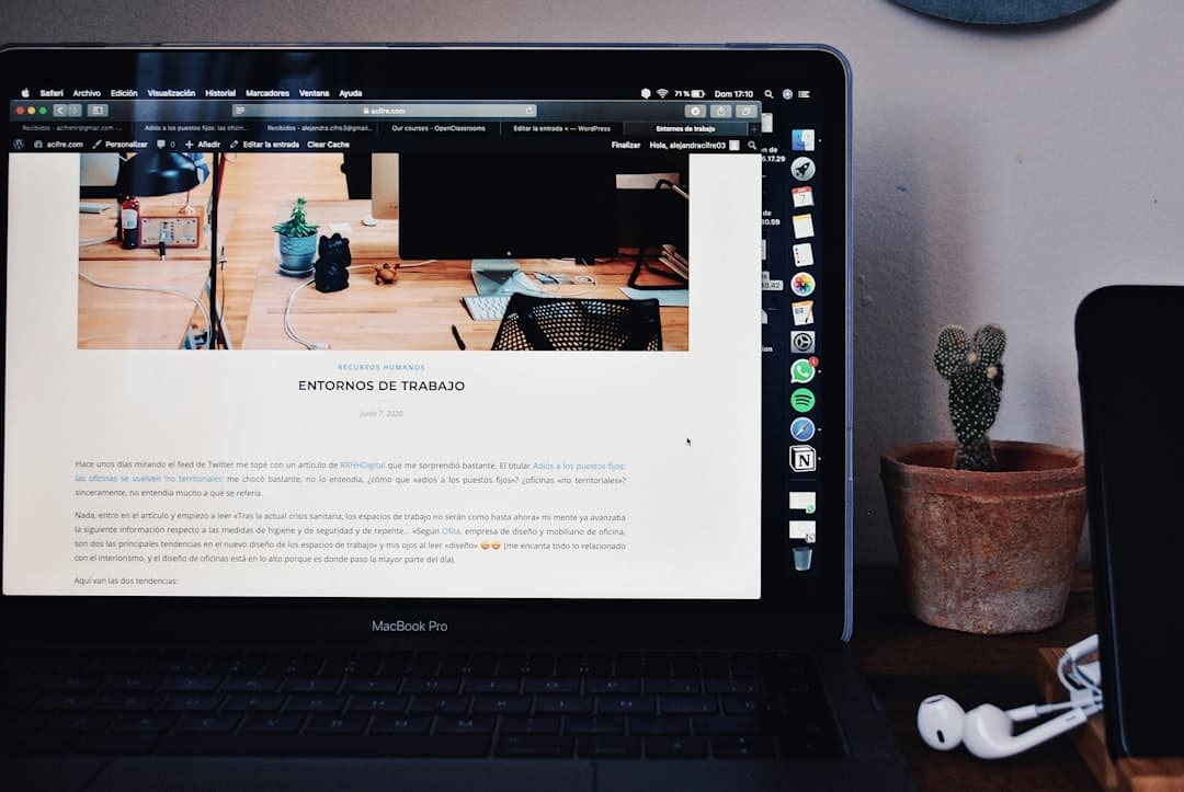 Modern webshop design op een laptop met grafieken die omzetgroei aantonen