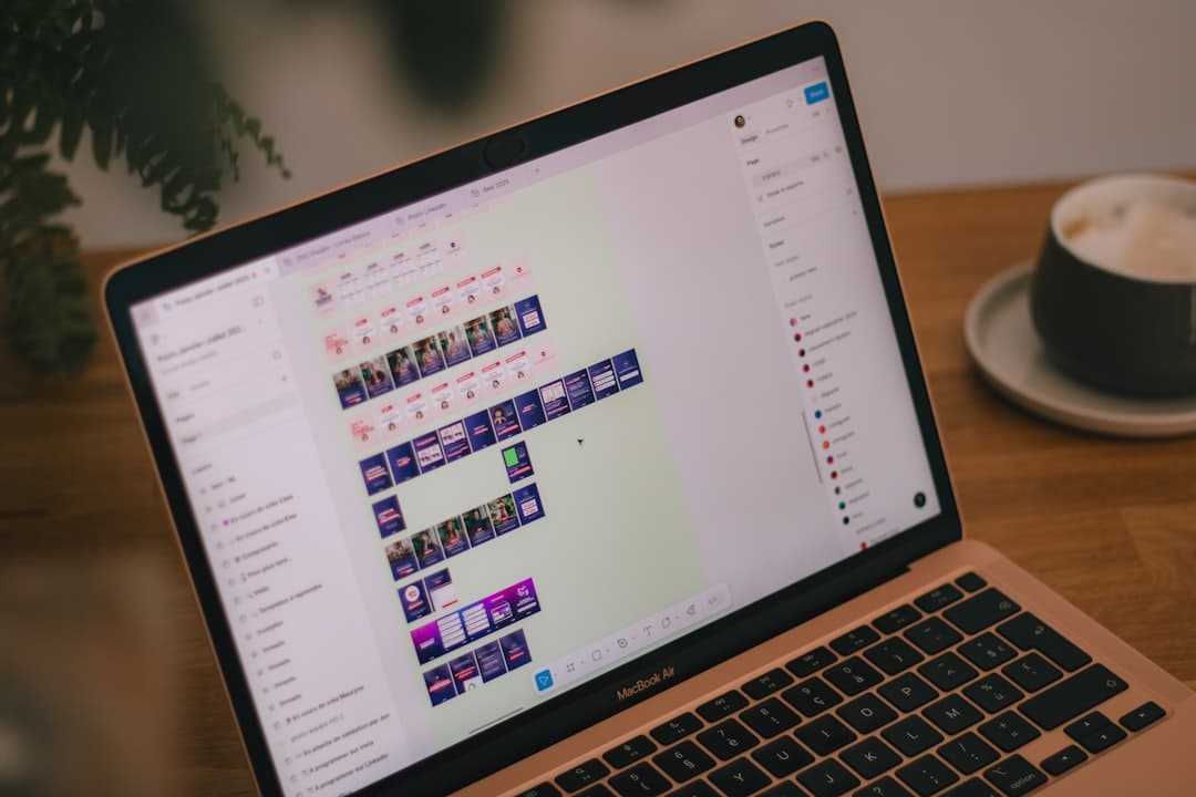 AI Chatbot op een tablet, met een KMO-eigenaar die de resultaten bekijkt
