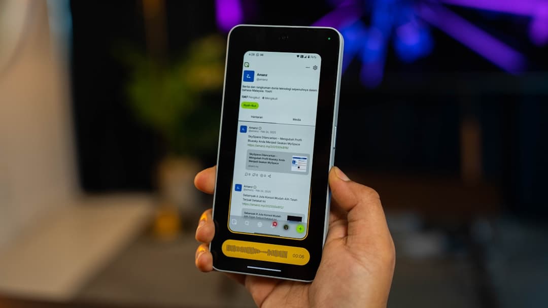 Een man en vrouw die met een chatbot op hun laptop werken