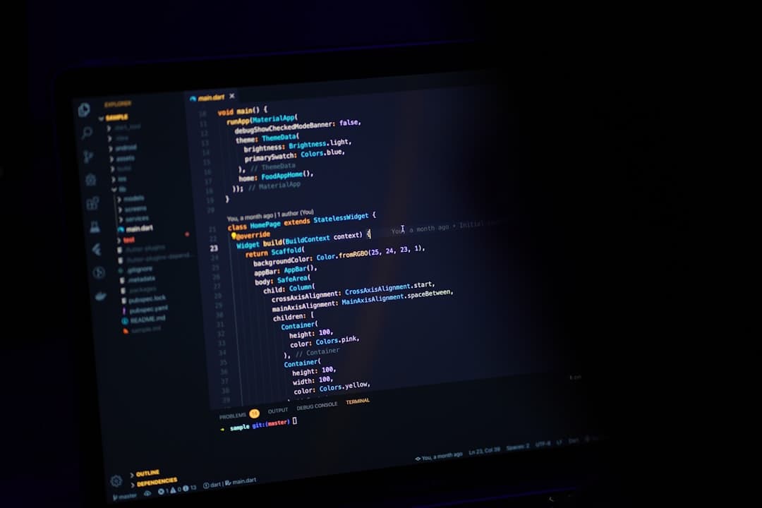 Een man en vrouw werken samen aan een website op een laptop, met grafieken en diagrammen op de achtergrond.