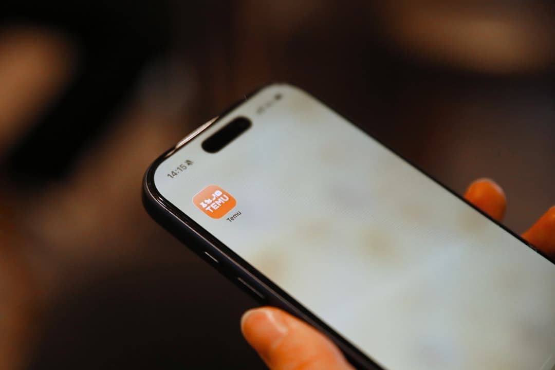 Een man en vrouw werken aan een webshop op een laptop